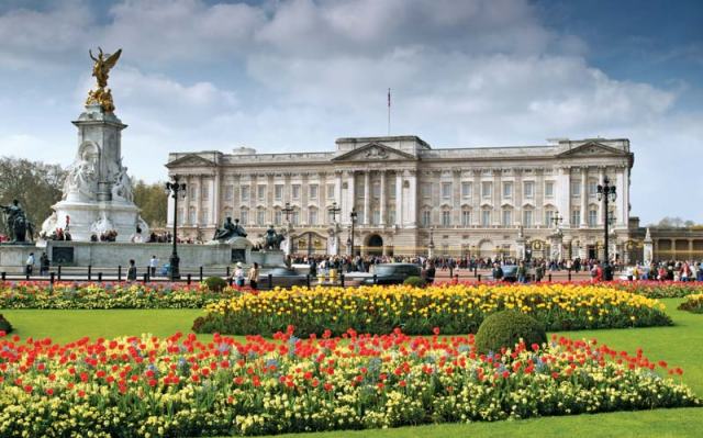 Buckingham-Palace-Queen-Victoria-Memorial-London-statue